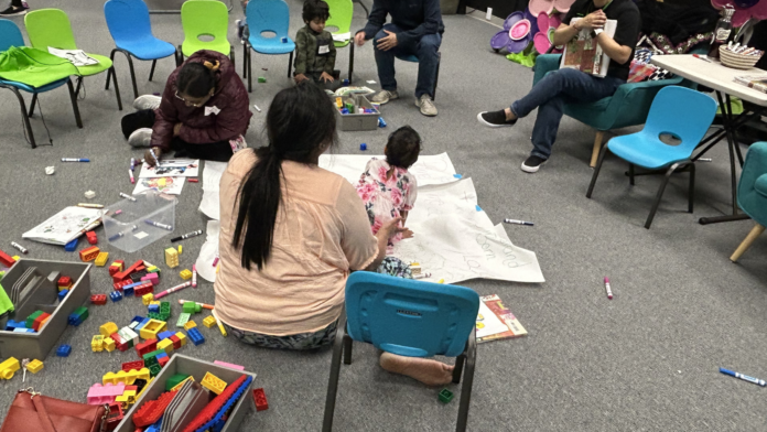 Espacio de cuidado infantil Espacio de cuidado infantil donde el juego y las actividades creativas apoyan el desarrollo social, emocional y cognitivo de los niños — Foto: archivo, Latino Herald ™
