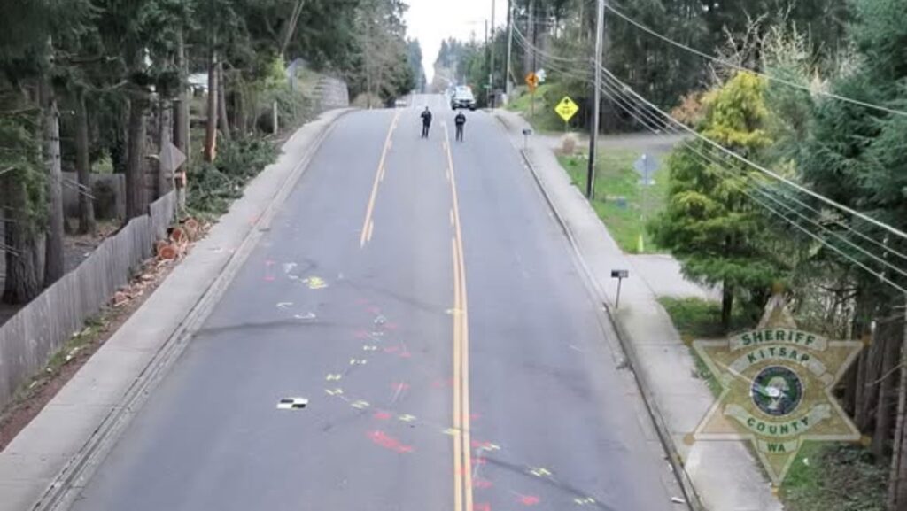 Escena de accidente en una calle de East Bremerton con marcas de evidencia en el asfalto mientras autoridades investigan el choque.