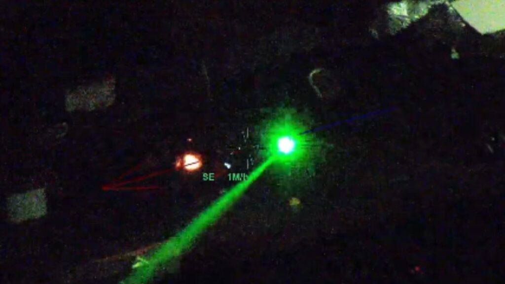 Haz verde proyectado hacia una aeronave de la Patrulla Estatal de Washington durante un incidente nocturno en Parkland.