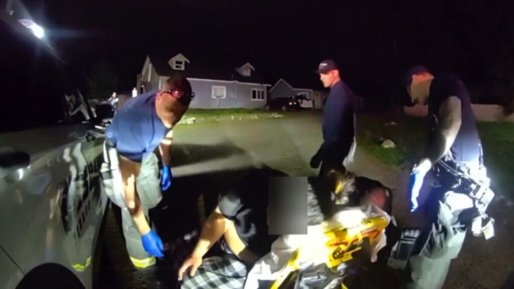 Personal de emergencia atienden a una mujer detenida durante un operativo relacionado con el caso del láser en Parkland.