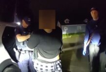 Acusan a mujer de Parkland por apuntar con láser a un avión policial Momento del arresto de la acusada en Parkland. — Foto: Oficina del sheriff del condado de Pierce