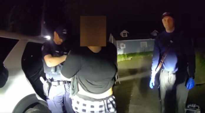 Acusan a mujer de Parkland por apuntar con láser a un avión policial Momento del arresto de la acusada en Parkland. — Foto: Oficina del sheriff del condado de Pierce