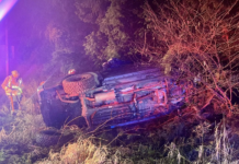Accidente en Autopista 2 deja a un conductor gravemente herido en Snohomish Bomberos trabajando en el vehículo luego del accidente – Foto cortesía del distrito 4 del departamento de bomberos del condado de Snohomish