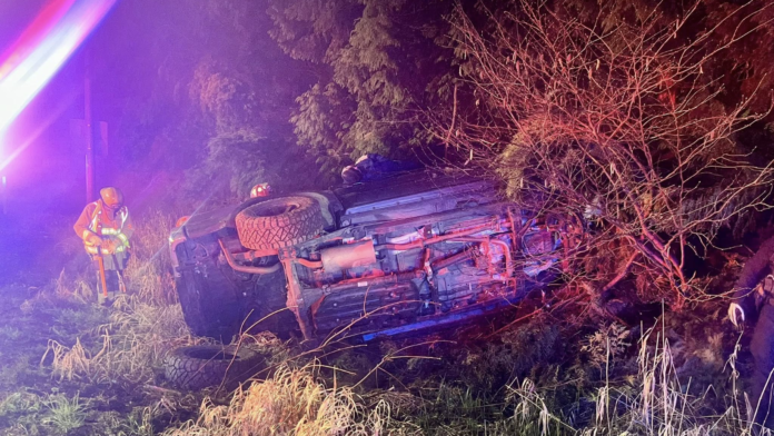 Bomberos trabajando en el vehículo luego del accidente – Foto cortesía del distrito 4 del departamento de bomberos del condado de Snohomish