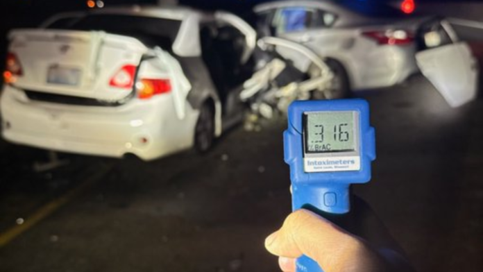 Estado de los vehículos después del accidente Estado de los vehículos después del accidente y el límite de alcohol que tenía el presunto responsable – Foto cortesía del agente Rick Johnson