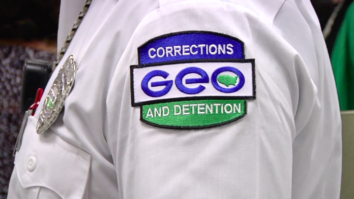 Personal de GEO Group Las instalaciones en Adelanto, California, son administradas de forma privada por The GEO Group en nombre del Servicio de Inmigración y Control de Aduanas (ICE)