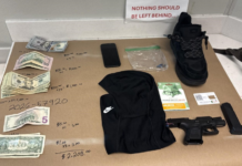 Joven con largo historial delictivo detenido en Northgate tras escapar de prisión Dinero en efectivo, una máscara y una pistola con interruptor automático recuperad por las autoridades durante el arresto de un presunto fugitivo - Cortesía del SPD