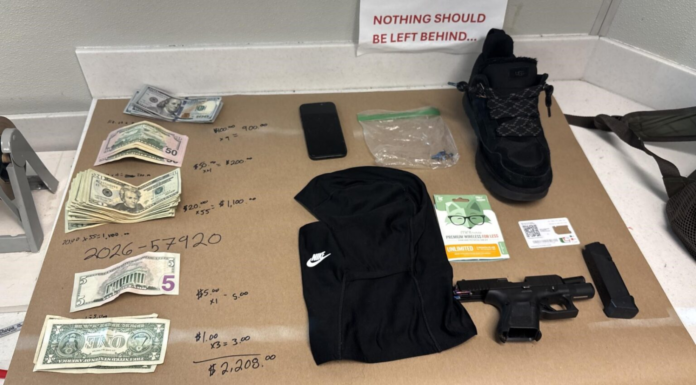 Joven con largo historial delictivo detenido en Northgate tras escapar de prisión Dinero en efectivo, una máscara y una pistola con interruptor automático recuperad por las autoridades durante el arresto de un presunto fugitivo - Cortesía del SPD