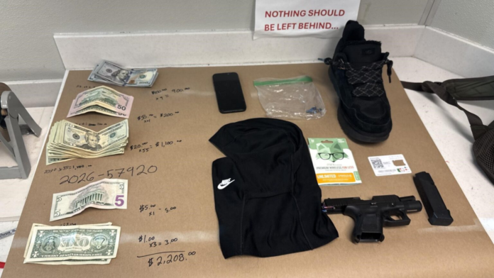 Dinero en efectivo, una máscara y una pistola con interruptor automático recuperad por las autoridades durante el arresto de un presunto fugitivo - Cortesía del SPD