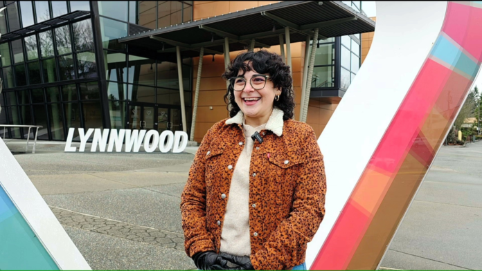 Isabel Mata, concejal de la ciudad de Lynnwood, habla sobre su Resolución para la Seguridad de los Inmigrantes - Foto cortesía del Lynnwood Times por Mario Lotmore.