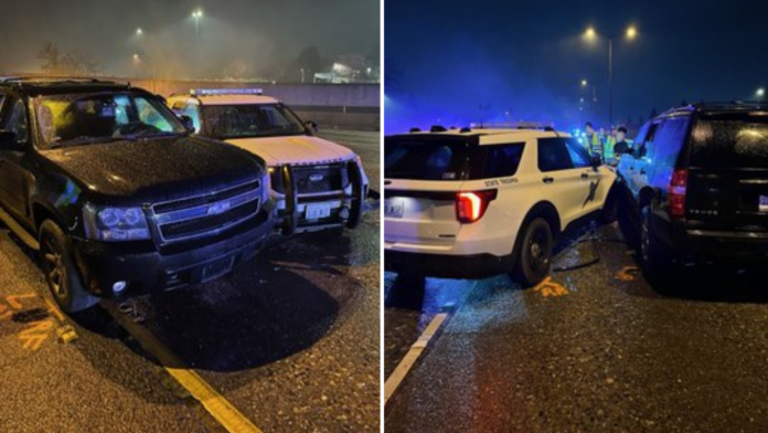 Estado del vehículo y la patrulla luego del choque en la I-5 - Cortesía del WSP