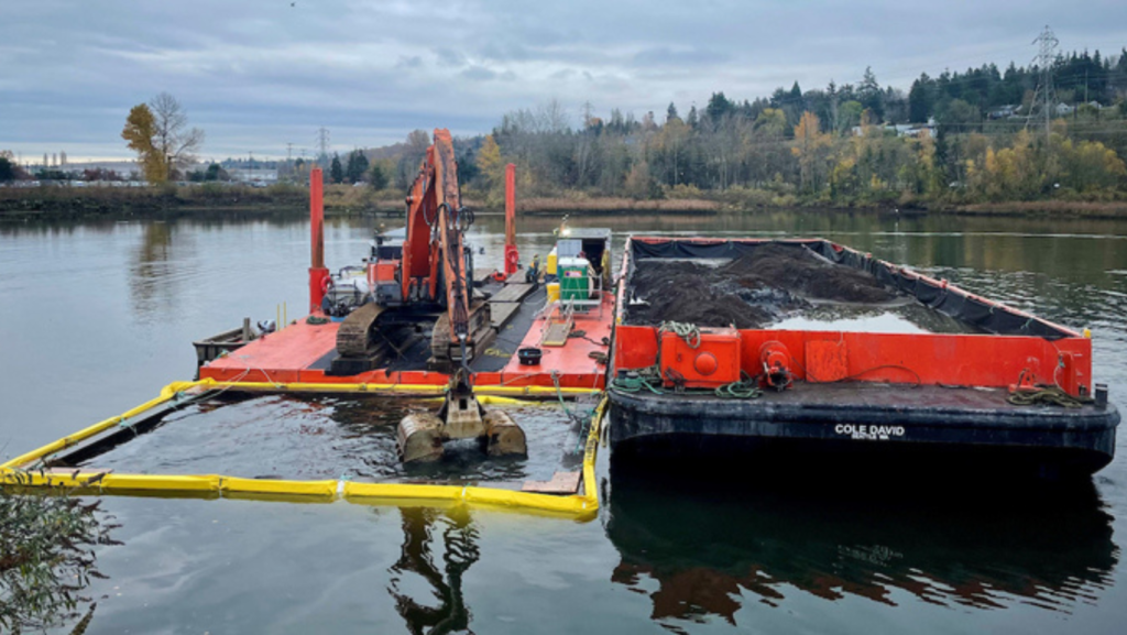 Barcaza dragando sedimentos en el río Duwamish durante la limpieza ambiental — Foto: King County / Duwamish waterway programs