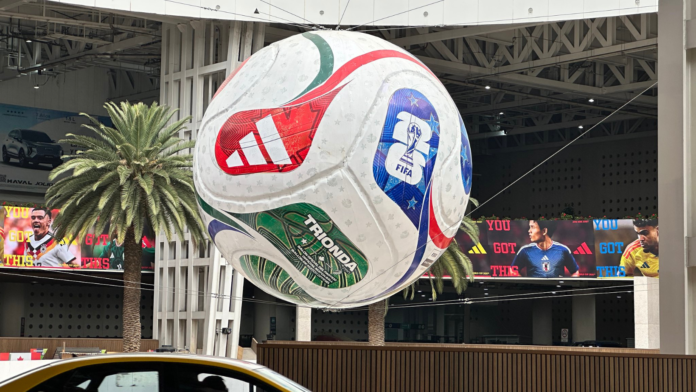Balón monumental del modelo “Trionda”, instalado en la Terminal 2 del Aeropuerto Internacional Benito Juárez de Ciudad de México forma parte de las preparaciones y la promoción rumbo a la Copa Mundial de la FIFA 2026, que México organiza junto con Estados Unidos y Canadá — Foto: Marines Scaramazza para Latino Herald ™