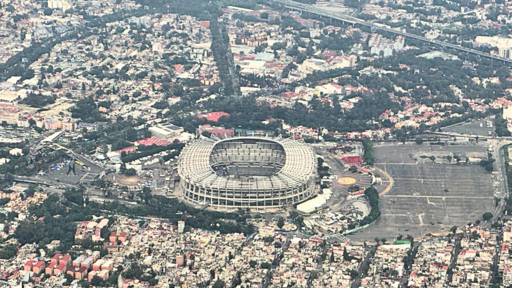 Vista aérea del estadio Banorte —antes estadio Azteca— en Ciudad de México. El histórico recinto, escenario de dos finales de la Copa del Mundo, se prepara para una nueva etapa rumbo al Mundial de 2026 - Foto: Marines Scaramazza para Latino Herald ™