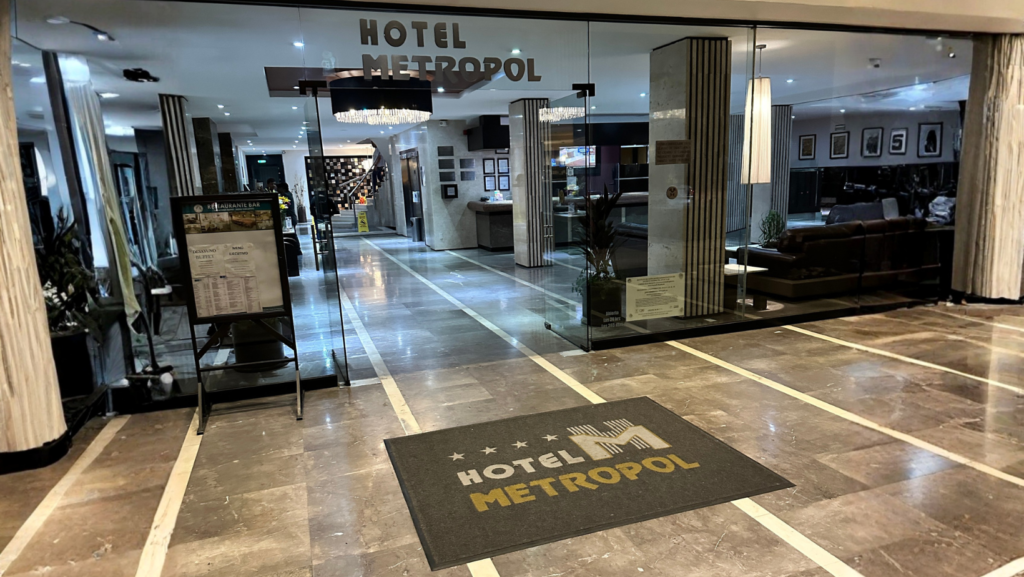 Entrada de un hotel en el centro de Ciudad de México, una zona que concentra gran parte de la actividad turística y cultural de la capital — Foto: Latino Herald ™