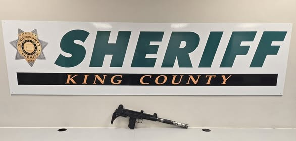 Réplica de arma tipo Uzi, calibre .22, incautada por las autoridades durante las labores de patrullaje en White Center – Foto: Oficina del sheriff del condado de King