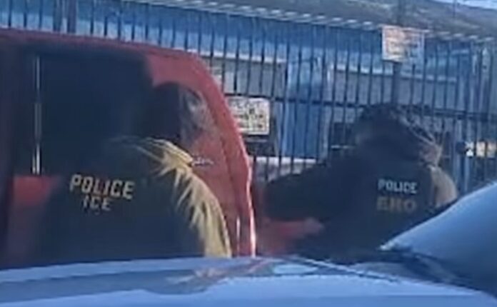 Captura de pantalla arresto de agentes en White Center 3/26/26