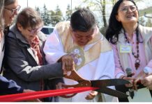 Jardín comunitario en Mountlake Terrace impulsa salud y apoyo social Corte de listón en la inauguración del jardín comunitario de Mercy House en Mountlake Terrace con sacerdote y organizadores.