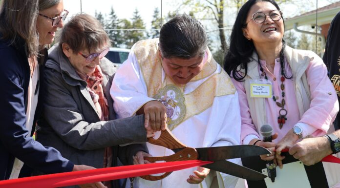 Jardín comunitario en Mountlake Terrace impulsa salud y apoyo social Corte de listón en la inauguración del jardín comunitario de Mercy House en Mountlake Terrace con sacerdote y organizadores.