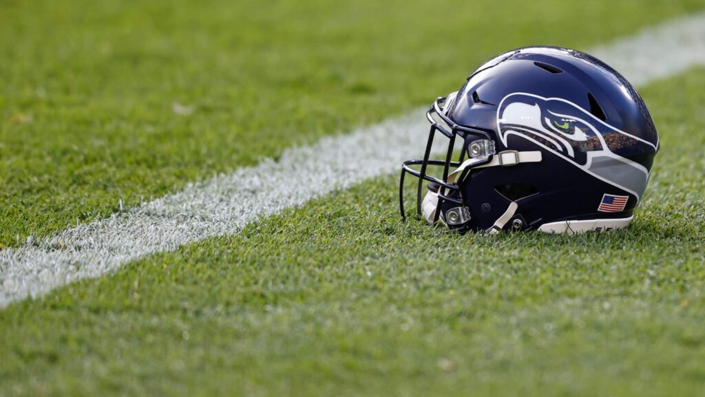 Un casco de los Seattle Seahawks descansa sobre el campo antes de un partido de la NFL. (Foto AP/Kamil Krzaczynski)
