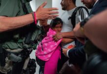 Trump ha detenido a padres de más de 11.000 niños ciudadanos estadounidenses Niñ migrante abraza a su padre mientras es detenido por ICE en Julio 2025.