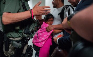 Trump ha detenido a padres de más de 11.000 niños ciudadanos estadounidenses Niñ migrante abraza a su padre mientras es detenido por ICE en Julio 2025.