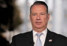 Renuncia director interino de ICE Todd Lyons. Incertidumbre en la agencia En la foto aparece Todd Lyons durante una entrevista para televisión en la Casa Blanca, el 3 de noviembre de 2025,