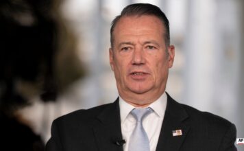 Renuncia director interino de ICE Todd Lyons. Incertidumbre en la agencia En la foto aparece Todd Lyons durante una entrevista para televisión en la Casa Blanca, el 3 de noviembre de 2025,