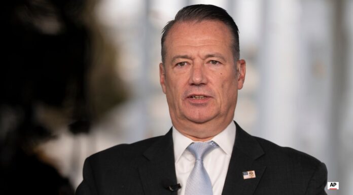 Renuncia director interino de ICE Todd Lyons. Incertidumbre en la agencia En la foto aparece Todd Lyons durante una entrevista para televisión en la Casa Blanca, el 3 de noviembre de 2025,