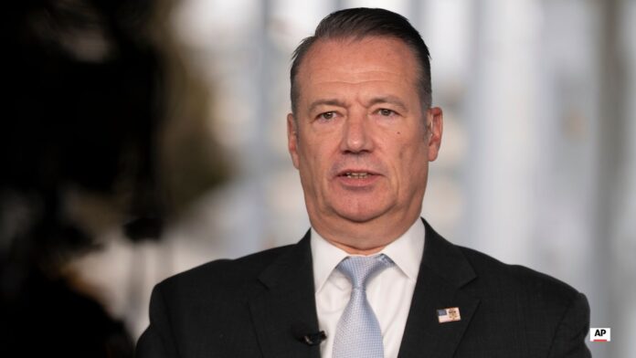 En la foto aparece Todd Lyons durante una entrevista para televisión en la Casa Blanca, el 3 de noviembre de 2025,