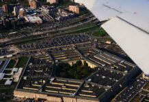 Ataque a presuntas lanchas con drogas deja 5 muertos y sobreviviente en Pacífico oriental, dice EEUU Vista aérea del Pentágono, sede del Departamento de Defensa de EE.UU., con su distintiva forma de cinco lados. Foto: AP/Julia Nikhinson.