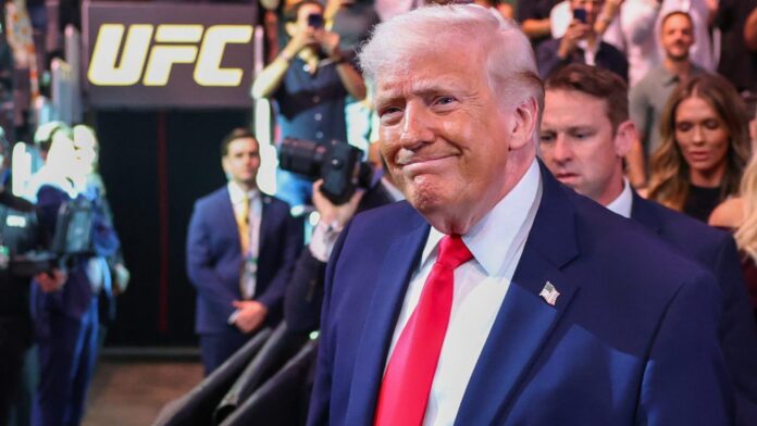 Trump en la UFC en Miami El presidente de Estados Unidos, Donald Trump, llega a la función UFC 327 en Miami el 11 de abril de 2026.