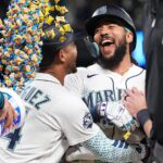 Marineros de Seattle logran remontada y vencen a Astros con hit decisivo en la novena J.P. Crawford celebra junto al dominicano Julio Rodríguez tras conectar el hit decisivo que dio la victoria a los Marineros de Seattle frente a los Astros de Houston, el 11 de abril de 2026.