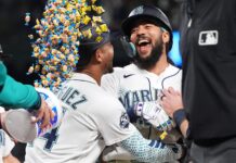 Marineros de Seattle logran remontada y vencen a Astros con hit decisivo en la novena J.P. Crawford celebra junto al dominicano Julio Rodríguez tras conectar el hit decisivo que dio la victoria a los Marineros de Seattle frente a los Astros de Houston, el 11 de abril de 2026.