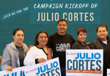 Julio Cortés inicia su campaña de reelección en Everett con Julio Cortés junto a simpatizantes sosteniendo carteles de campaña durante el anuncio de su campaña en Everett