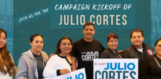 Julio Cortés inicia su campaña de reelección en Everett con Julio Cortés junto a simpatizantes sosteniendo carteles de campaña durante el anuncio de su campaña en Everett