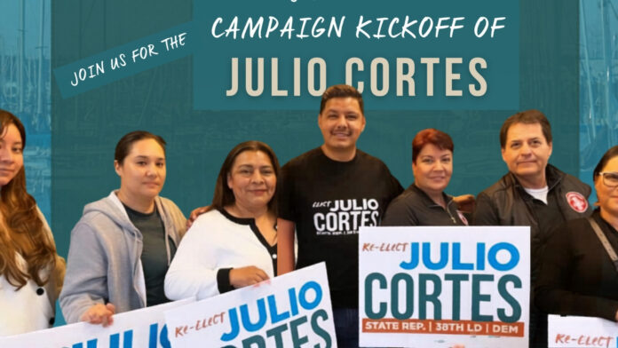 Julio Cortés junto a simpatizantes sosteniendo carteles de campaña durante el anuncio de su campaña en Everett