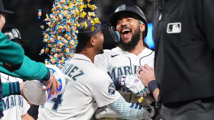 J.P. Crawford celebra junto al dominicano Julio Rodríguez tras conectar el hit decisivo que dio la victoria a los Marineros de Seattle frente a los Astros de Houston, el 11 de abril de 2026.