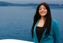 Samantha Cruz Mendoza anuncia candidatura para comisión del puerto de Bellingham Samantha Cruz Mendoza posa frente al agua en Bellingham durante su campaña para la comisión del puerto.