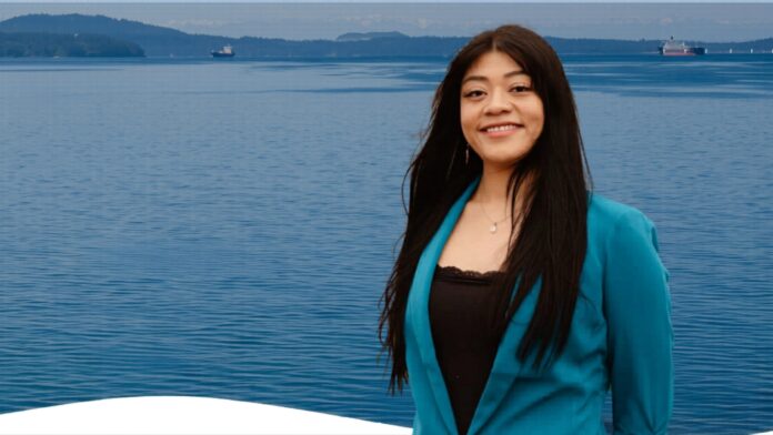 Samantha Cruz Mendoza posa frente al agua en Bellingham durante su campaña para la comisión del puerto.