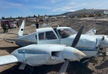 Dos aterrizajes de emergencia de avionetas se registran en Washington sin víctimas graves Avioneta bimotor dañada tras un aterrizaje de emergencia en un sitio de construcción en Auburn, Washington, mientras equipos de emergencia aseguran el área.
