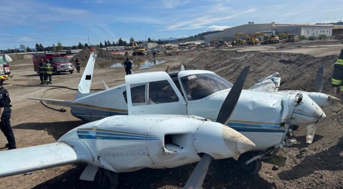 Dos aterrizajes de emergencia de avionetas se registran en Washington sin víctimas graves Avioneta bimotor dañada tras un aterrizaje de emergencia en un sitio de construcción en Auburn, Washington, mientras equipos de emergencia aseguran el área.