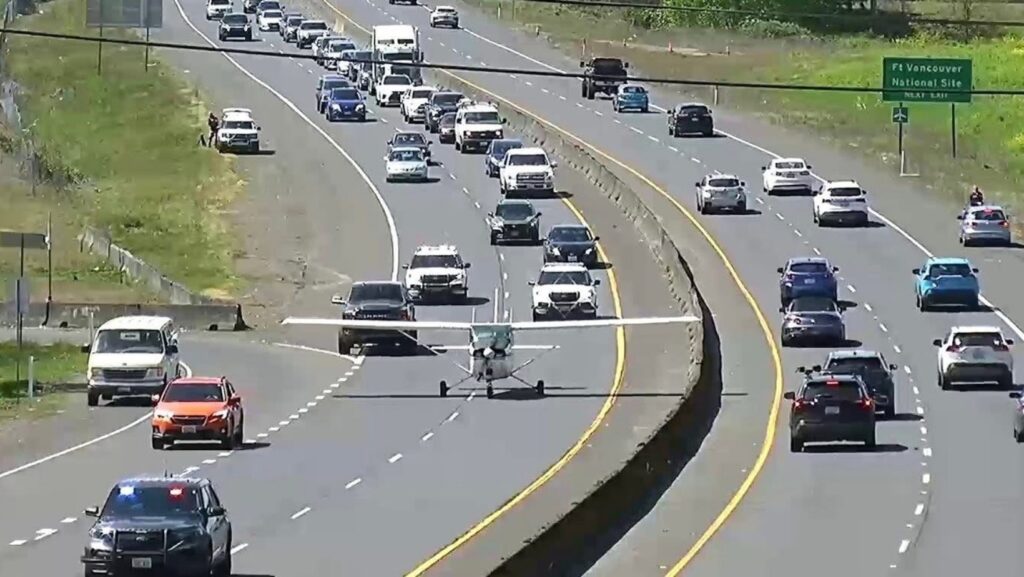 Pequeña avioneta sobre la carretera SR 14 rodeada de tráfico vehicular durante un aterrizaje de emergencia en Vancouver.