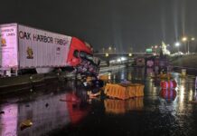 Autopista I-5 reabre en DuPont tras derrame de diésel por choque de camión En la imagen se puede ver el camión semirremolque en la barrera de la I-5 en dirección norte, a la altura de Steilacoom-DuPont Road — Foto: WSDOT