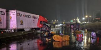 Autopista I-5 reabre en DuPont tras derrame de diésel por choque de camión En la imagen se puede ver el camión semirremolque en la barrera de la I-5 en dirección norte, a la altura de Steilacoom-DuPont Road — Foto: WSDOT