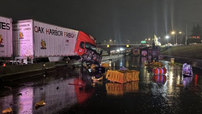 camión semirremolque en la barrera de la I-5 En la imagen se puede ver el camión semirremolque en la barrera de la I-5 en dirección norte, a la altura de Steilacoom-DuPont Road — Foto: WSDOT