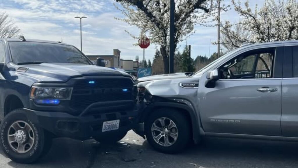 Dos vehículos chocados, uno de ellos con características que podrían corresponder a un vehículo policial, durante un arresto en Olympia, condado de Thurston.