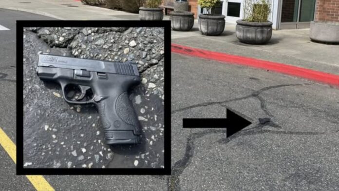 Entrada de Capital Mall en Olympia con una imagen insertada de un arma de fuego recuperada en el caso investigado por autoridades.