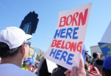 WA lleva a la Corte Suprema su defensa de la ciudadanía por derecho de nacimiento Manifestantes se congregaron frente a la Corte Suprema mientras los jueces escuchaban los argumentos sobre si el presidente Donald Trump puede denegar la ciudadanía a los hijos de padres que se encuentran en el país de manera irregular o temporal, el miércoles 1 de abril de 2026. (Foto de AP/Mariam Zuhaib)