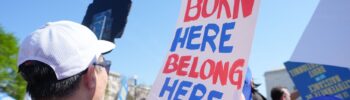 Manifestantes se congregaron frente a la Corte Suprema mientras los jueces escuchaban los argumentos sobre si el presidente Donald Trump puede denegar la ciudadanía a los hijos de padres que se encuentran en el país de manera irregular o temporal, el miércoles 1 de abril de 2026. (Foto de AP/Mariam Zuhaib)
